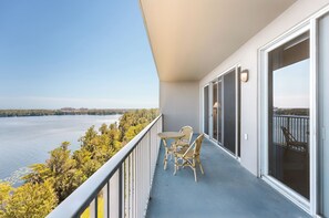 Terrace/patio - Lake View Resort, 2 BR, 2 bath, sleeps 8, 2 MI to Disney with pool, balcony, gym (Orlando)