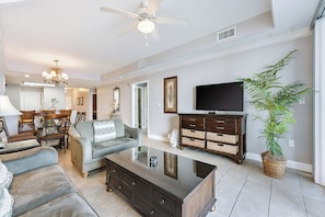 Smart TV - Lake View Resort, 2 BR, 2 bath, sleeps 8, 2 MI to Disney with pool, balcony, gym (Orlando)