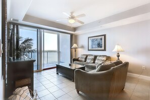 Smart TV - Lake View Resort, 2 BR, 2 bath, sleeps 8, 2 MI to Disney with pool, balcony, gym (Orlando)