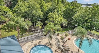 Lake View Resort, 2 BR, 2 bath, sleeps 8, 2 MI to Disney with pool, balcony, gym