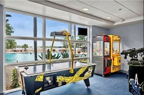 Games room - Lake View Resort, 2 BR, 2 bath, sleeps 8, 2 MI to Disney with pool, balcony, gym (Orlando)