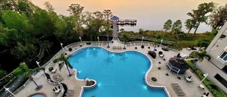 Alberca al aire libre y alberca climatizada