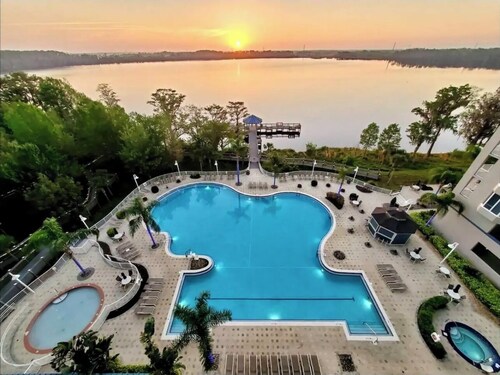 Lake View Resort, 2 BR, 2 bath, sleeps 8, 2 MI to Disney with pool, balcony, gym
