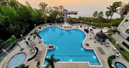 Lake View Resort, 2 BR, 2 bath, sleeps 8, 2 MI to Disney with pool, balcony, gym