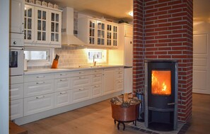 Fridge, oven, coffee/tea maker