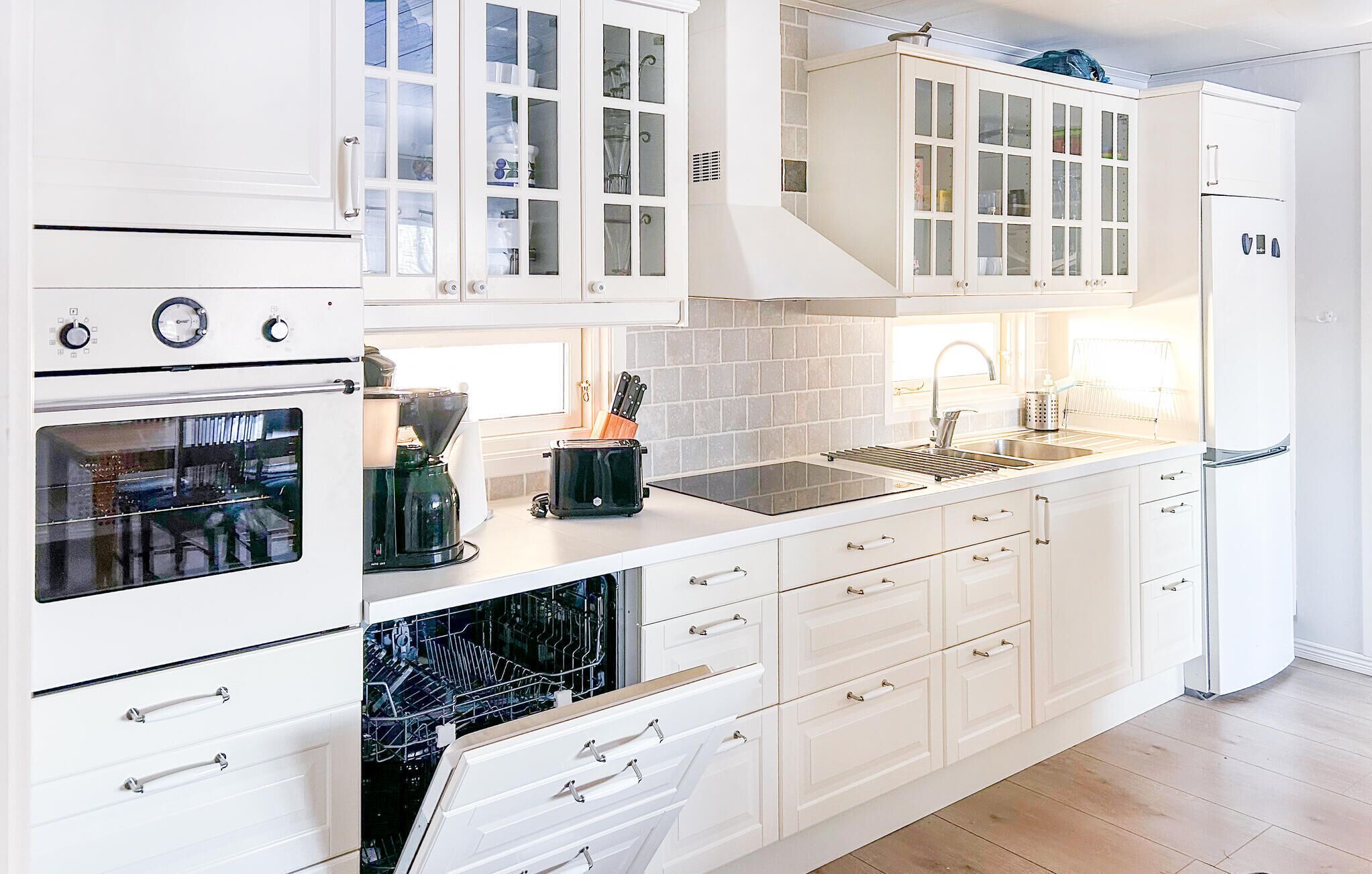 Réfrigérateur, four, lave-vaisselle, cafetière/bouilloire