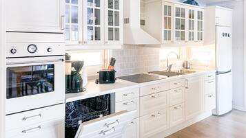 Réfrigérateur, four, lave-vaisselle, cafetiÚre/bouilloire