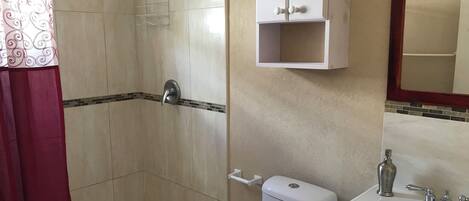 Douche, sèche-cheveux, serviettes fournies, savon