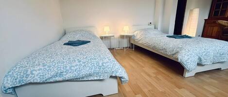 3 habitaciones, tabla de planchar con plancha, wifi y ropa de cama