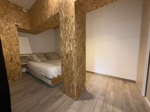 1 bedroom, bed sheets