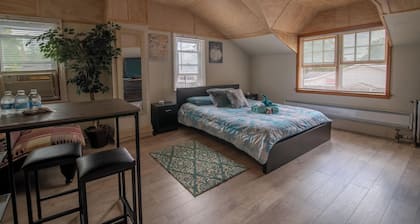 Charming 1-bedroom apartment. Pet-friendly. Hiking & Skiing 10 min way.