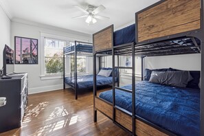 3 chambres, fer et planche à repasser, Wi-Fi, draps fournis