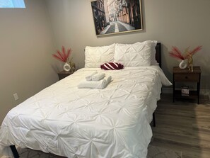 1 dormitorio, tabla de planchar con plancha, wifi y ropa de cama