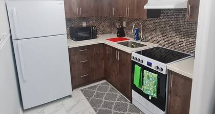 YOUR home @ the FALLS - 10 mins from the FALLS
5 mins from plazas & mall