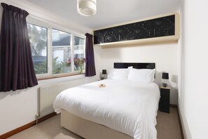 4 Schlafzimmer, Schreibtisch, Bügeleisen/Bügelbrett, Internetzugang