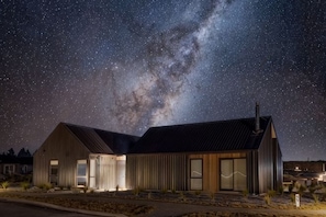 Unclassified image, 3 of 5, button - Catch n' Relax (Lake Tekapo)