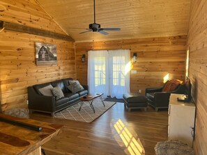 TV, DVD player - Stonebrook Hollow Cabin (Bon Aqua)