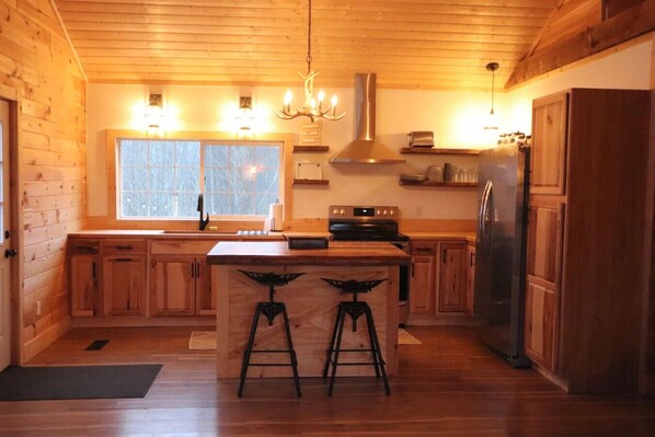 Fridge, microwave, oven, stovetop - Stonebrook Hollow Cabin (Bon Aqua)