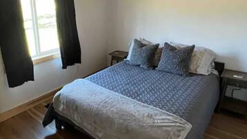 3 bedrooms, desk, WiFi, bed sheets