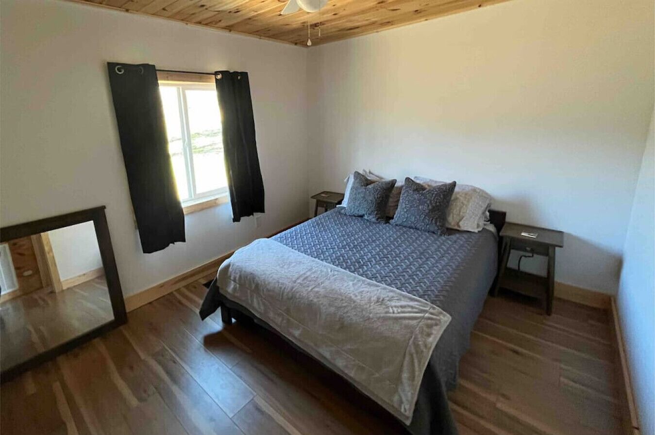 3 bedrooms, desk, WiFi, bed sheets