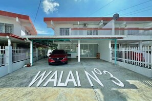 Tempat letak kenderaan sendiri percuma