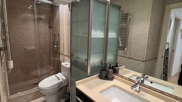 Een douche, een haardroger, handdoeken, zeep