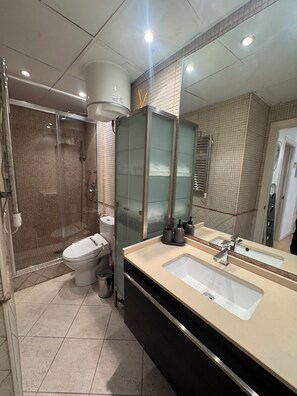 Dusche, Haartrockner, Handtücher, Seife