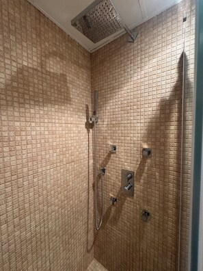 Dusche, Haartrockner, Handtücher, Seife