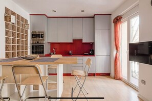 Frigorifero, microonde, forno, piano cottura