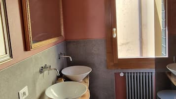 Dusche, Haartrockner, Bidet, Handtücher