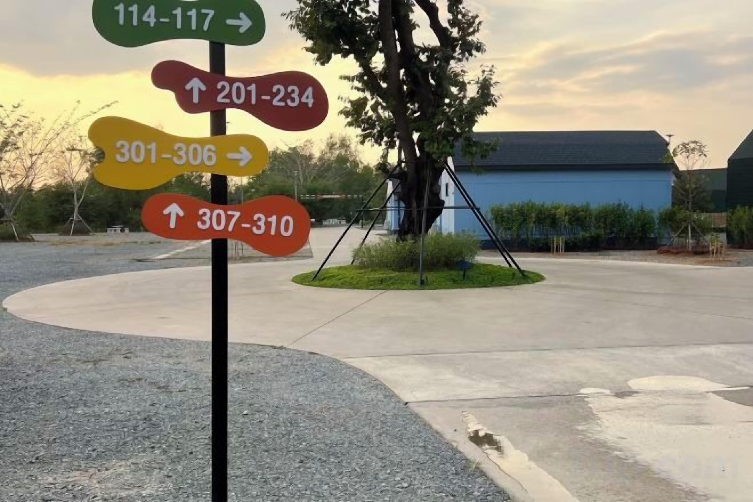 Un letrero direccional con varias flechas apuntando en diferentes direcciones, cada una identificada con un rango de números.