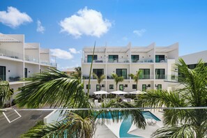 Una piscina al aire libre