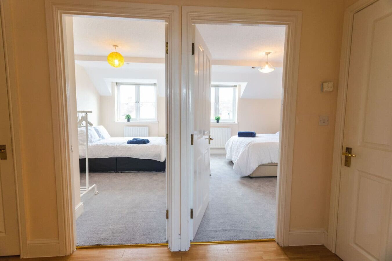 2 bedrooms, desk, WiFi