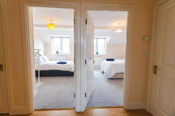 2 slaapkamers, een bureau, wifi