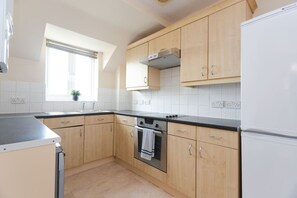 Een koelkast, een microgolfoven, een oven, een kookplaat