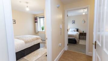 2 bedrooms, desk, WiFi