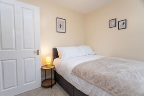 2 bedrooms, desk, WiFi