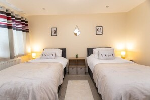 2 bedrooms, desk, WiFi