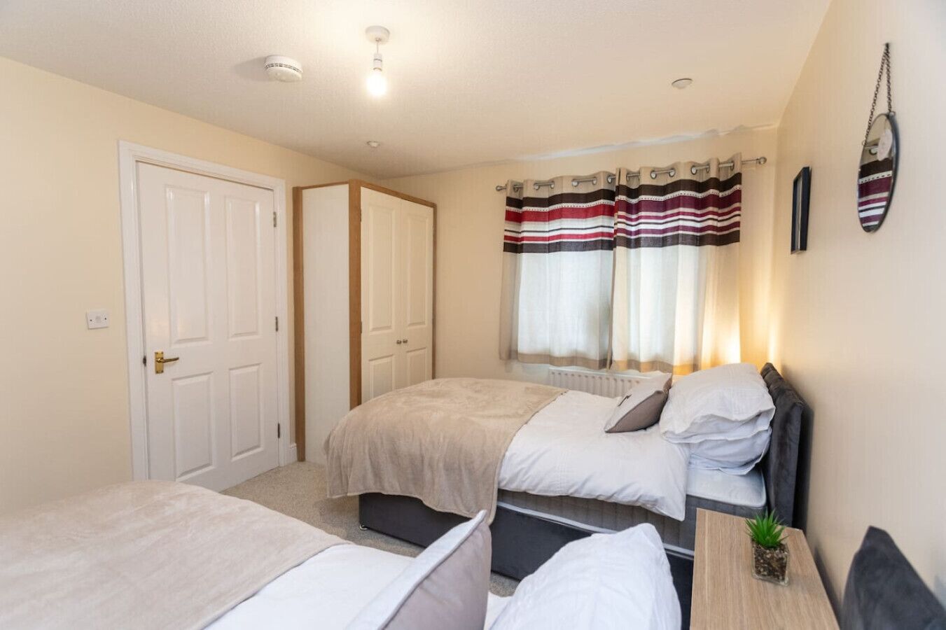 2 bedrooms, desk, WiFi