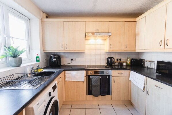 Kühlschrank, Mikrowelle, Ofen, Herdplatte