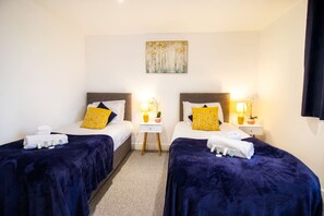 2 bedrooms, desk, WiFi - 18CB Apartment 2 Bedroom Sleeps 4 Long Stay Disc (Swindon)