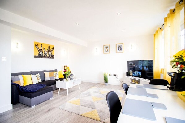 TV - 18CB Apartment 2 Bedroom Sleeps 4 Long Stay Disc (Swindon)