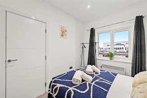 2 bedrooms, desk, WiFi