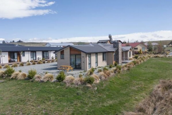 Exterior - Hunter Hunter (Lake Tekapo)