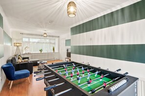 Games room - Mundy Avenue - Contractors*Long Stays Disc*Free Parking*Wifi (Swindon)