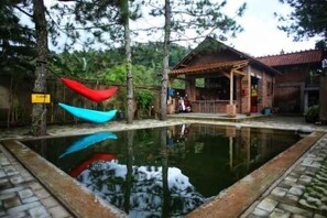 Hồ bơi ngoài trời