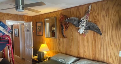 Spacious 5-bedroom lodge in brilliant Delacroix with AC, WiFi