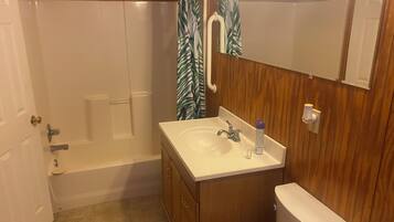 Dusche, Bidet, Handtücher, Seife