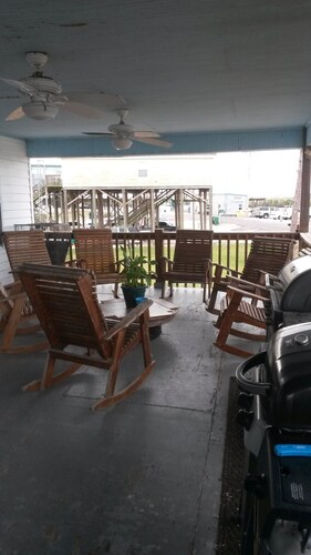 Spacious 5-bedroom lodge in brilliant Delacroix with AC, WiFi