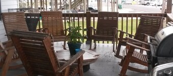 Spacious 5-bedroom lodge in brilliant Delacroix with AC, WiFi